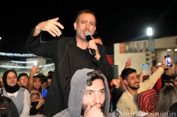 Haluk Levent, konserde  seyircilerin arasına daldı