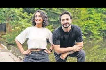 Ahmet Kural ve Ecem Erkek yeni filmleri için şarkı söyledi
