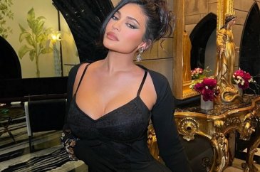 Kylie Jenner çekimde kendi ürünlerini tanıttı