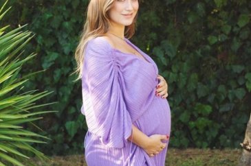 Hazal Kaya'dan karnı burnunda yeni pozlar

