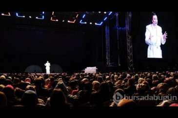 Yasemin Sakallıoğlu'ndan yağmur altındfa stand-up
