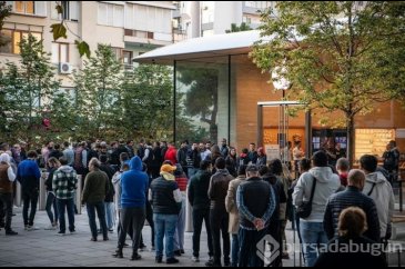 Yeni iPhone'lar için kuyruğa girdiler
