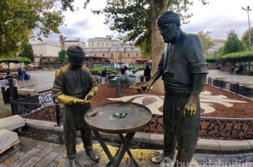 Eminönü'ndeki heykelin simitleri çalındı
