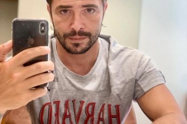 Ahmet Kural'dan aşk pozu