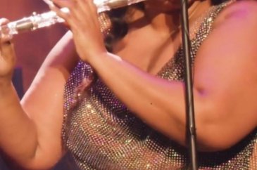 Lizzo sahnede çaldığı 200 yıllık kristal flütle tarihe geçti

