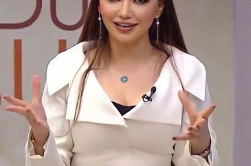 Esra Ezmeci ilk kez annesi ve kardeşini paylaştı!