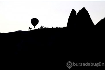 Sıcak hava balonları peribacalarının üstüne süzüldü