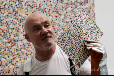 İngiltere'nin en zengin sanatçısı Damien Hirst sanat eserini yaktı