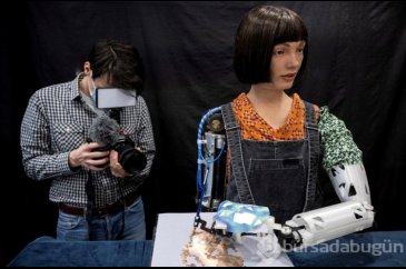 Robot sanatçı Ai Da milletvekillerini dinlerken uyuyakaldı
