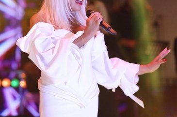 Ajda Pekkan'ın sahne kıyafeti gelinliğe benzetildi