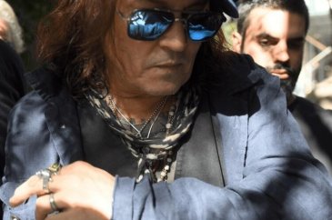 Johnny Depp sakalını kesti tanınmaz hale geldi!