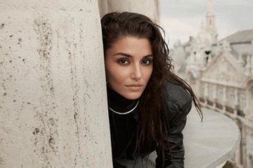 Hande Erçel'den ev pozu