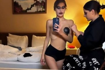 Nihal Candan otel odasında poz verdi!
