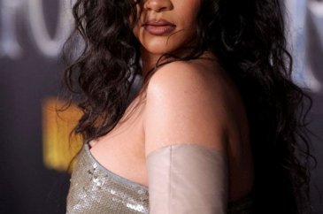 Rihanna yeni şarkısıyla Billboard zirvesini zorluyor