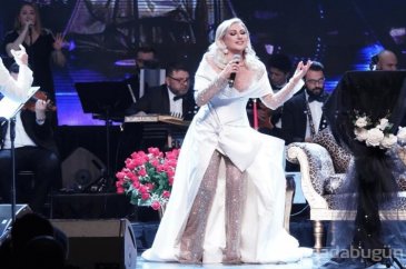 Muazzez Ersoy'un sahne kostümlerini satıyor