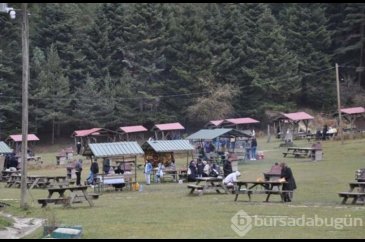 Abant Milli Parkı'nda ziyaretçiler sonbaharın keyfini çıkarıyor
