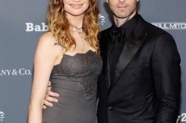 Üçüncü kez hamile olan Behati Prinsloo'dan pozlar