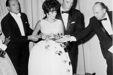 Elizabeth Taylor'ın ikonik elbisesi satışta
