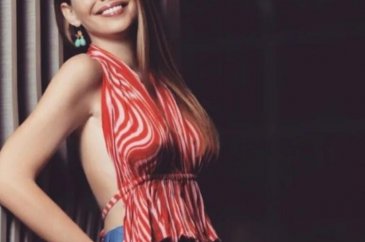 Selen Soyder dekoltesiyle dikkat çekti