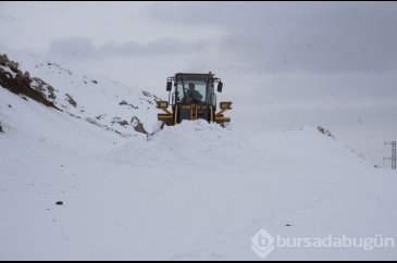 Şırnak'ta kar 1 metreyi buldu