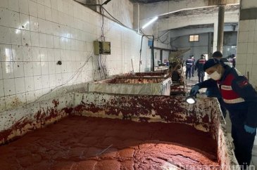 Besi çiftliğinde sağlığa aykırı salça üretimi
