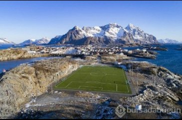 Dünyanın en garip futbol sahaları
