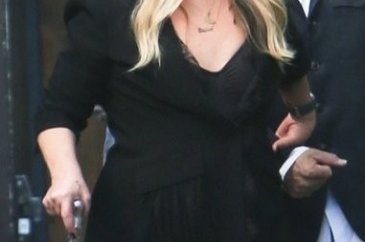 Christina Applegate bastonsuz yürüyemediğini açıkladı