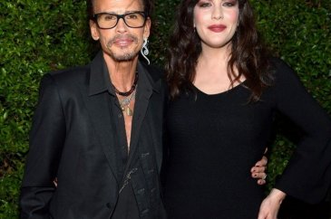 Steven Tyler cinsel taciz ile suçlanıyor