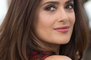 Oyuncu Salma Hayek gala için göğüslerini ön plana çıkardı!