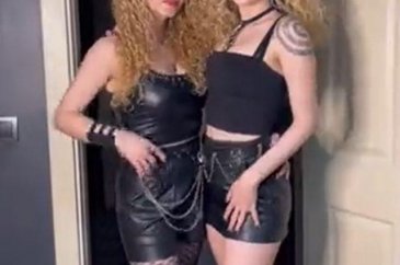 Sena Şener ve annesi deri şortlarla poz verdi