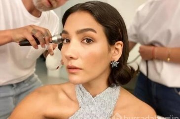 Aybüke Pusat'tan süper minisiyle stüdyo pozları