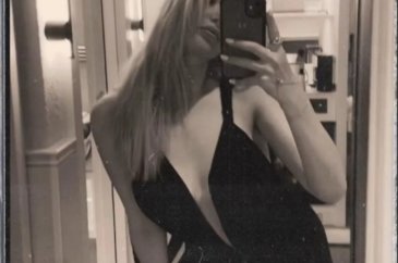 Yasmin Erbil dekoltesiyle nefes kesti!