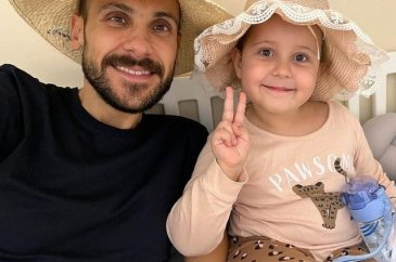 Survivor'a veda eden Ümit Erdim kızıyla poz verdi
