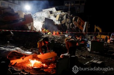 Deprem bölgesinde soğuk havada umutlu bekleyiş
