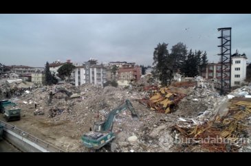 Binadan geriye yangın merdiveni kaldı