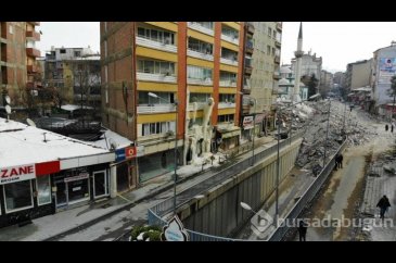 Kombisi patlayan ağır hasarlı bina, buz tuttu