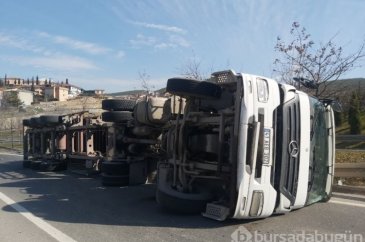 Viraja hızlı giren tır devrildi