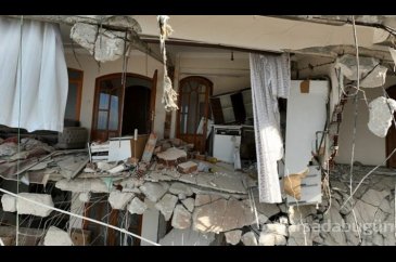 Hasarlı evlerin içi görüntülendi