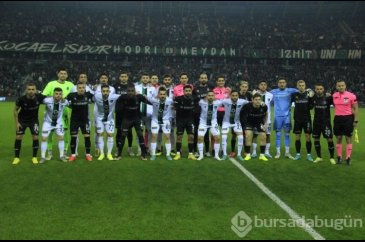 Kocaelispor - Sakaryaspor yardım maçında taraftar arasında kavga çıktı