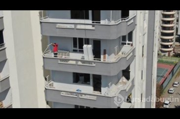 Yıkılması an meselesi olan evlere giren hurdacılar pes dedirtti