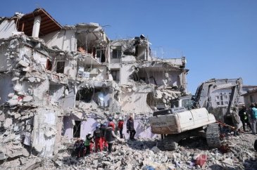 CZN Burak, depremzedeler için kendisine hediye edilen Messi ve Rona...