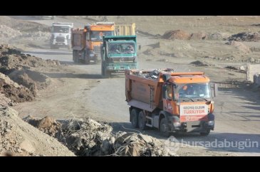 Deprem bölgesinde molozlar dağ gibi yükseldi!