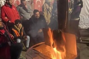 Eser Yenenler depremzedelerle bir araya geldi
