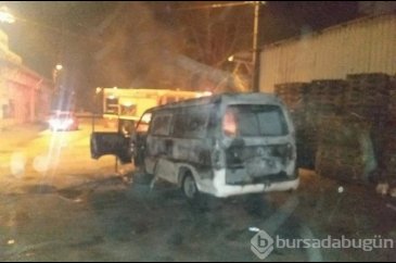 Bursa Mustafakemalpaşa'da yangın çıkan minibüs küle döndü!
