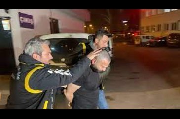 İki arkadaşını öldürdü