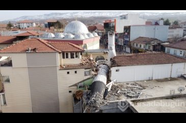 Yıkılan minare apartmanı ikiye böldü