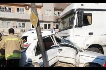 Tır ile otomobil çarpıştı: 2 ölü, 2 yaralı