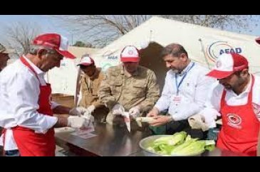 Adıyaman'da depremzedelere çiğ köfte dağıtılıyor 