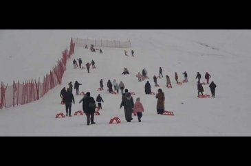 Depremzede çocuklar kızaklarla kayarak eğlendi