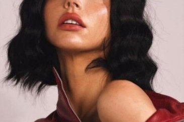 Ünlü model Alexis Renin Yarı çıplak pozlarına beğeni yağdı